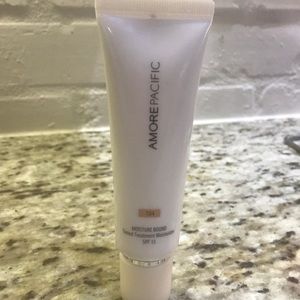 Amore Pacific Tinted Moisturizer #104